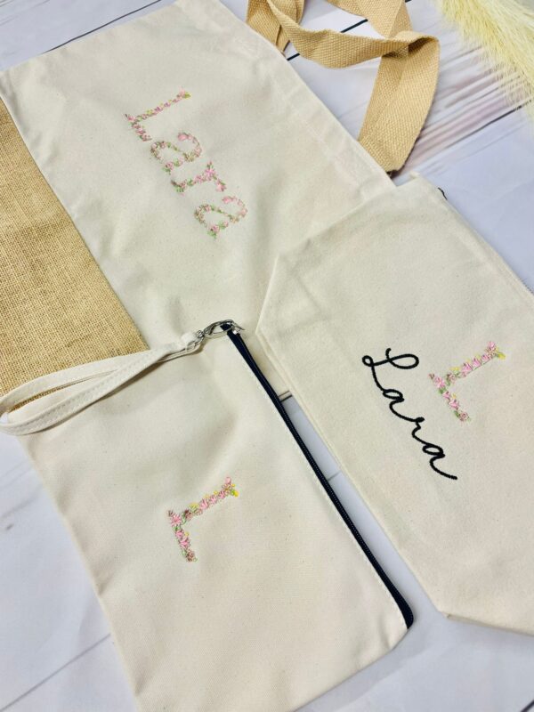 Shopper Personalizzata per Maestra, mamma, sposa, amica – Cotone e Juta con Ricamo Nome in alfabeto a fiori – Idea Regalo elegante e utile - immagine 4