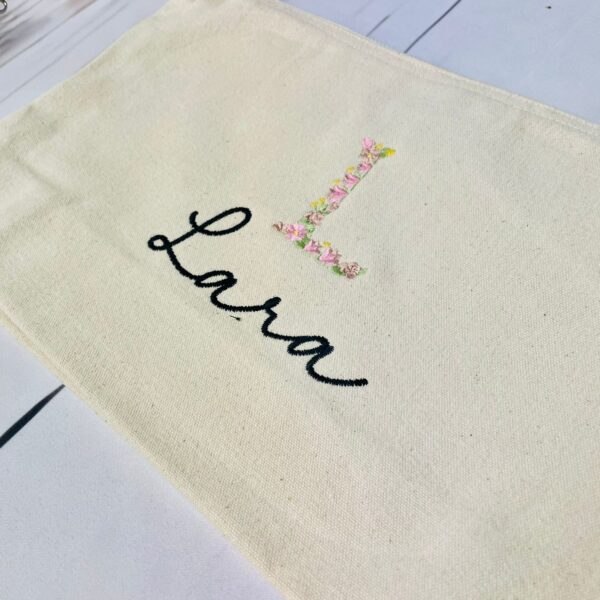 Pochette con nome e iniziale colorata a fiori,  idea regalo fine anno Natale maestri insegnanti, pensiero personalizzato
