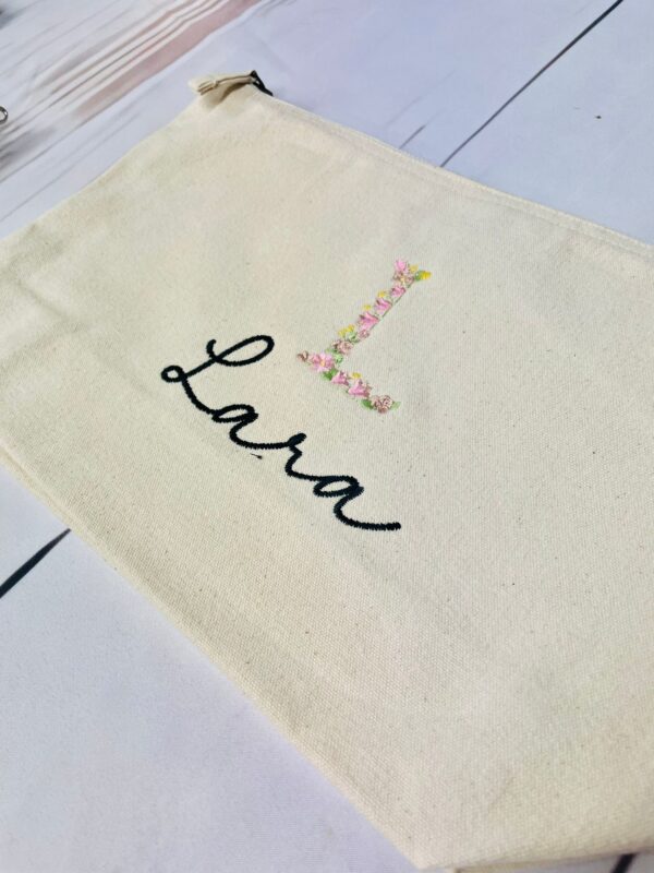 Pochette con nome e iniziale colorata a fiori,  idea regalo fine anno Natale maestri insegnanti, pensiero personalizzato