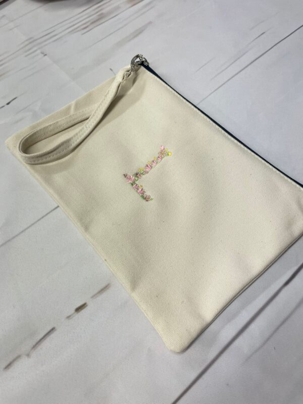 Borsellino iniziale floreale Ricamato, Idea Regalo per maestre, damigelle, gruppi di amici, pochette ricamata in colore a scelta - immagine 5