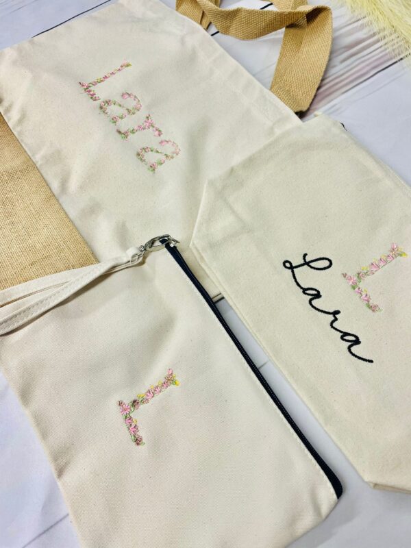 Pochette con nome e iniziale colorata a fiori,  idea regalo fine anno Natale maestri insegnanti, pensiero personalizzato - immagine 5