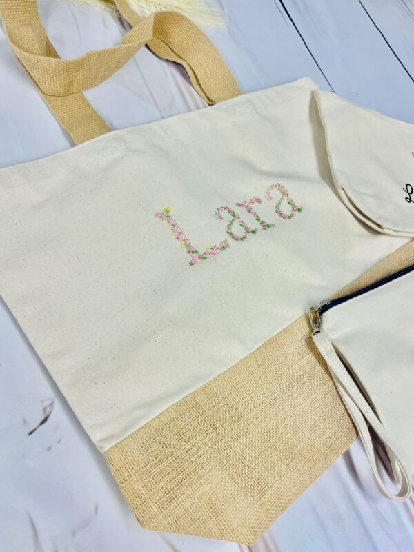 Shopper Personalizzata per Maestra, mamma, sposa, amica – Cotone e Juta con Ricamo Nome in alfabeto a fiori – Idea Regalo elegante e utile - immagine 3