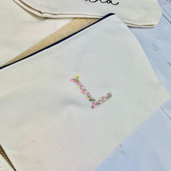 Borsellino iniziale floreale Ricamato, Idea Regalo per maestre, damigelle, gruppi di amici, pochette ricamata in colore a scelta