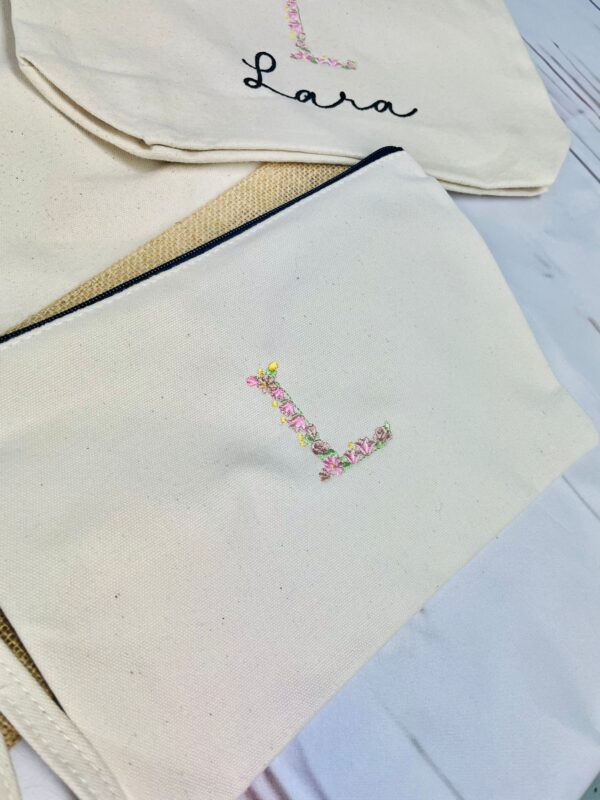 Borsellino iniziale floreale Ricamato, Idea Regalo per maestre, damigelle, gruppi di amici, pochette ricamata in colore a scelta