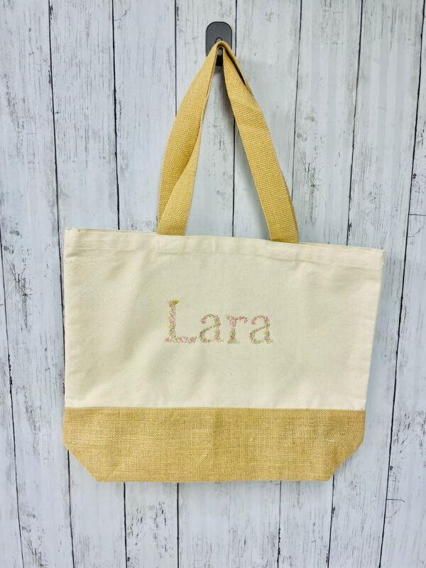 Shopper Personalizzata per Maestra, mamma, sposa, amica – Cotone e Juta con Ricamo Nome in alfabeto a fiori – Idea Regalo elegante e utile