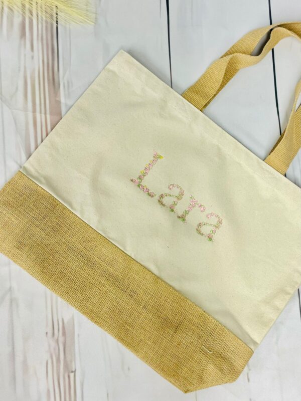 Shopper Personalizzata per Maestra, mamma, sposa, amica – Cotone e Juta con Ricamo Nome in alfabeto a fiori – Idea Regalo elegante e utile - immagine 2